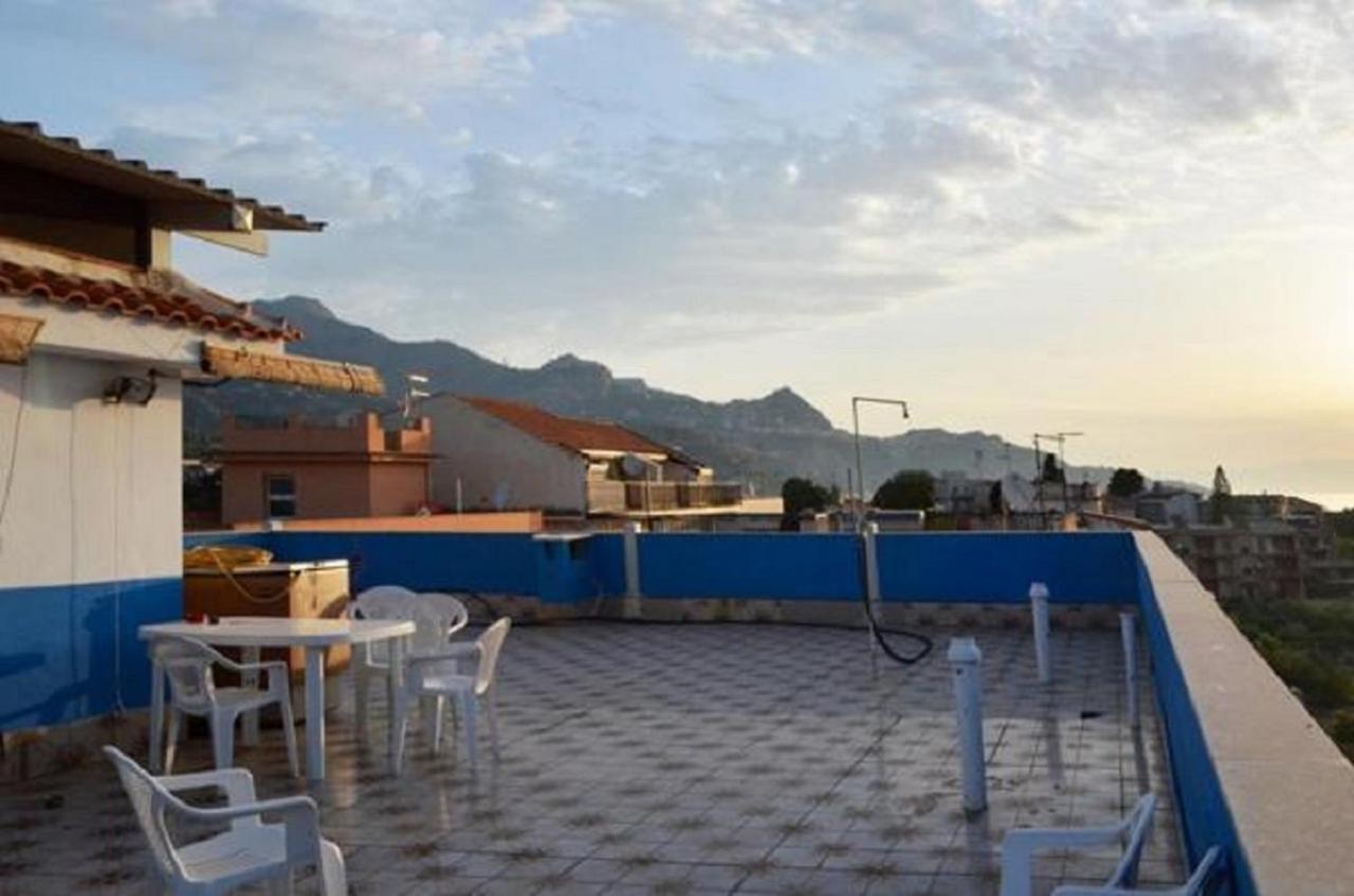 Gianni House Backpackers Hostel Giardini-Naxos Buitenkant foto